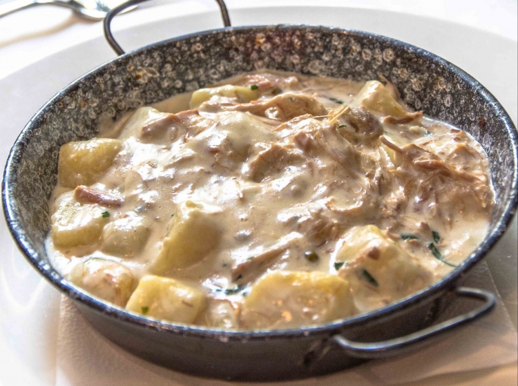 Gnocchi fatti in casa con prosciutto di Parma in salsa cremosa al pepe verde